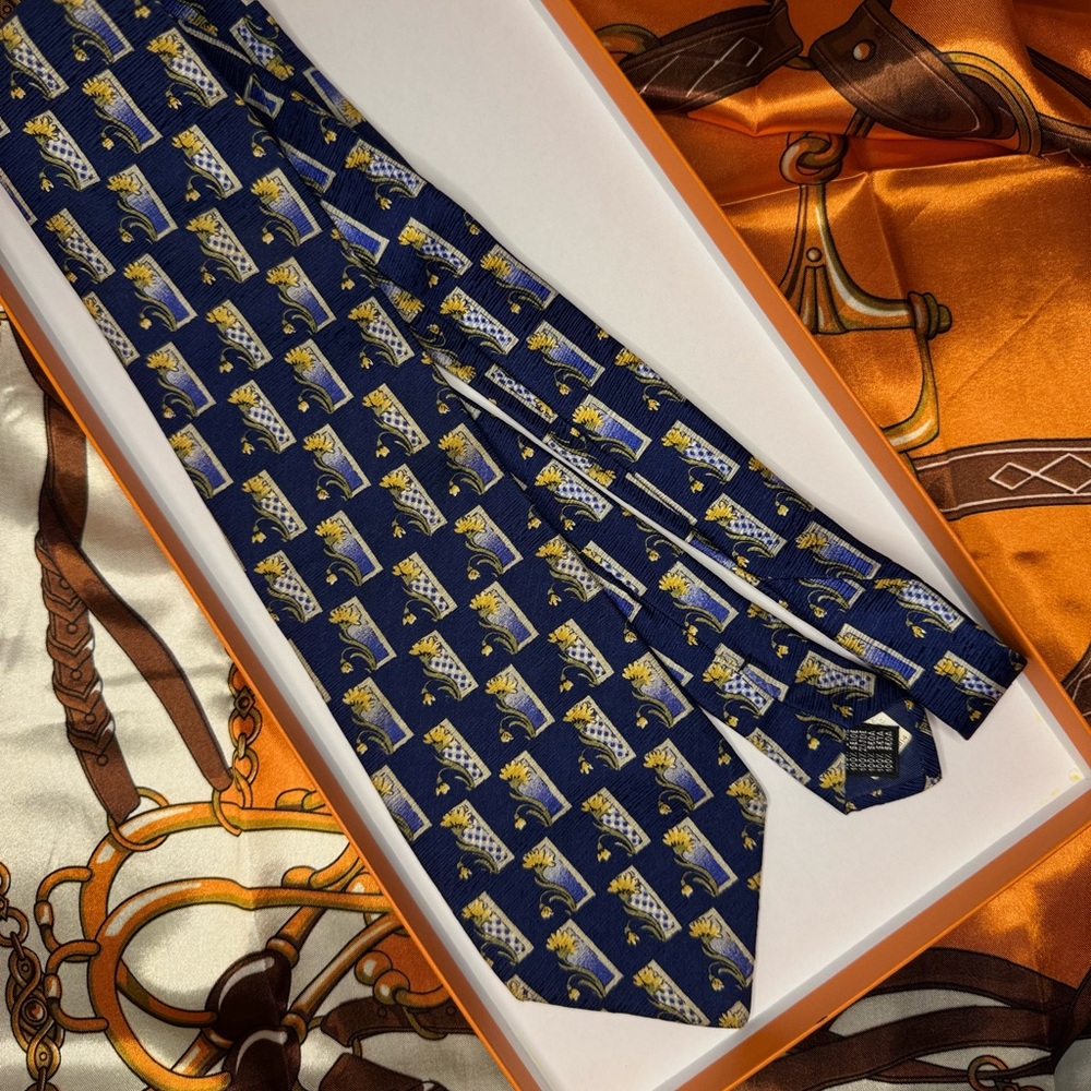 Corrueges tie